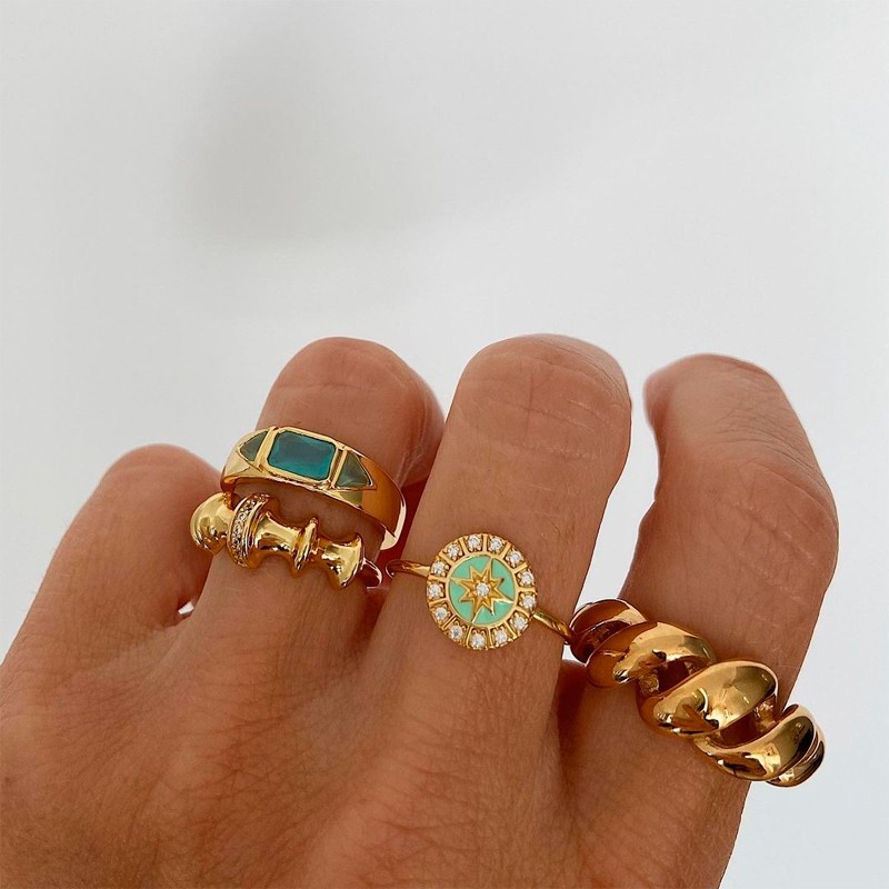 Anillo Twisted Maxi Oro_modelo 1