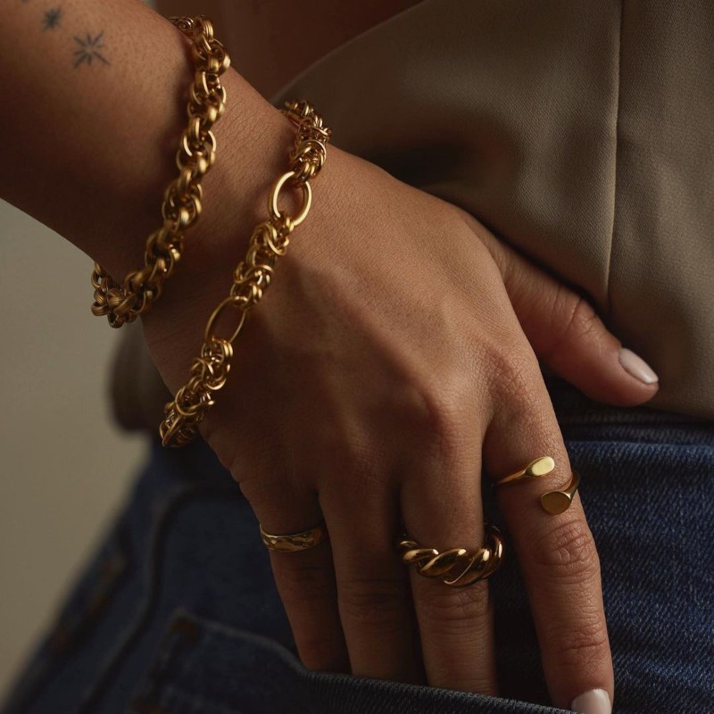 Anillo Twisted Maxi Oro_modelo 4