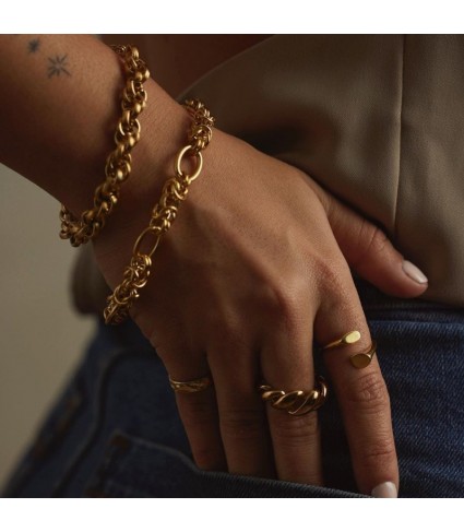 Anillo Twisted Maxi Oro_modelo 4