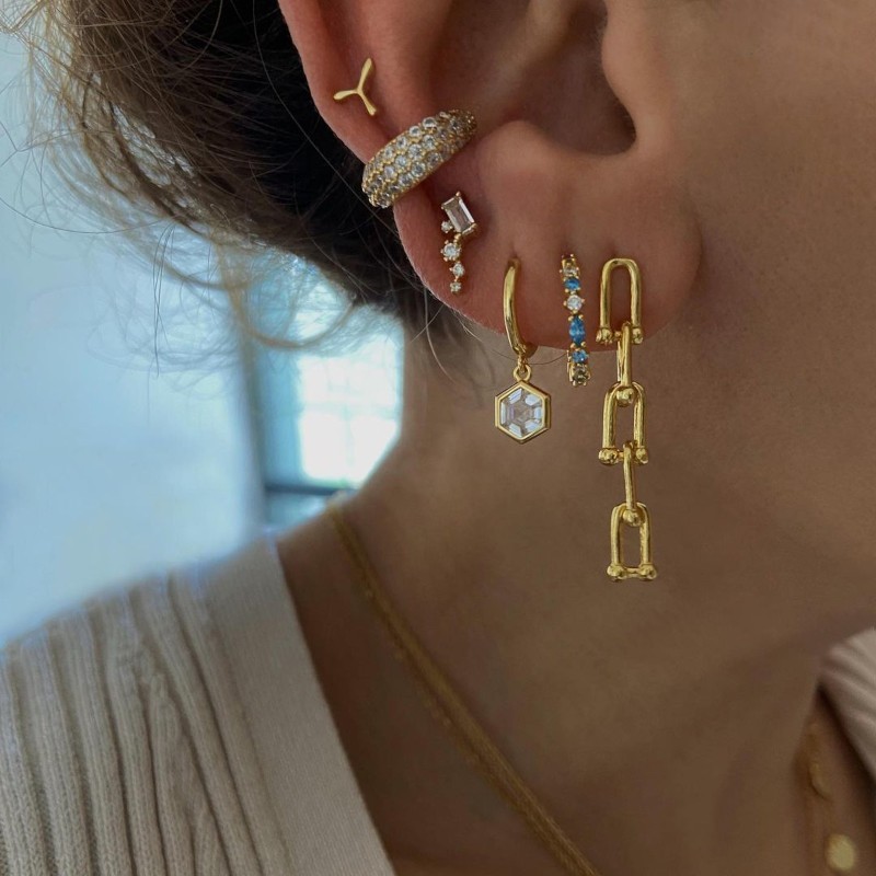 Queen Gold Ear Cuff_model 1