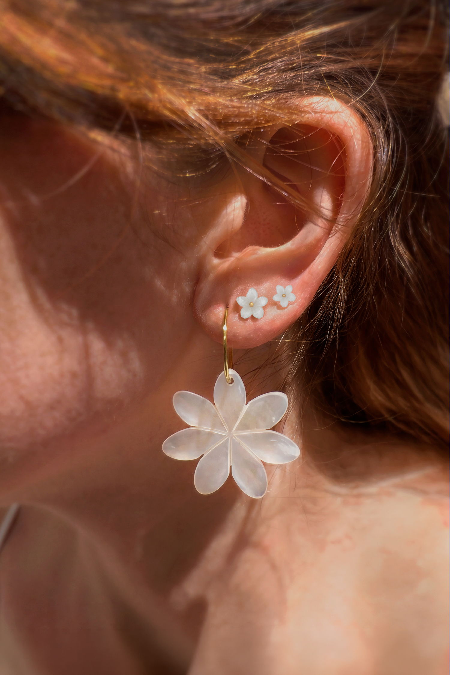 Modelo luciendo los Pendientes Nacara de plata 925 con baño de oro de 18K.